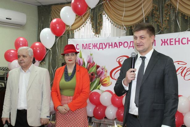 Общественных активисток района Матушкино поздравили с 8 марта