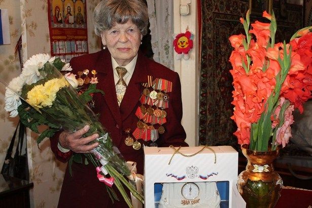 Участницу войны из района Матушкино поздравили с 95-летним юбилеем