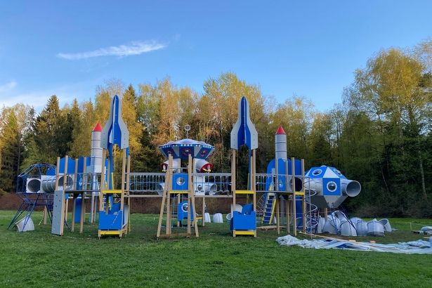 В лесопарке района Матушкино обустраивают детский «космический» городок