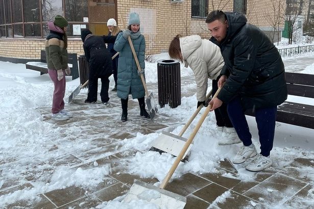 Сотрудники управы и Молодежная палата района Матушкино убирали снег