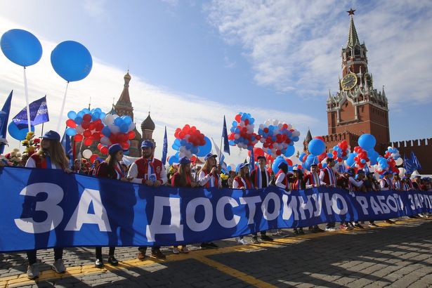 Около 130 тыс москвичей приняло участие в первомайском шествии профсоюзов - МВД