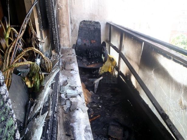 Брошенный сверху окурок сигареты мог стать причиной пожара на балконе дома в Матушкино