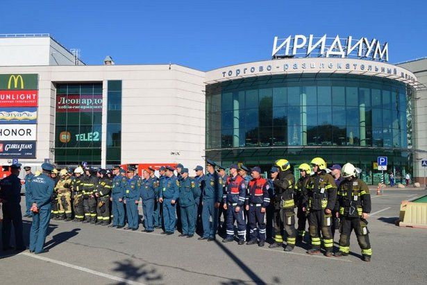 Зеленоградские пожарные отработали тактику спасения людей при возгорании в кинотеатре