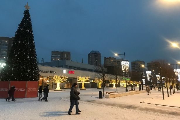 На площади Юности установили новогоднюю ель и световые конструкции