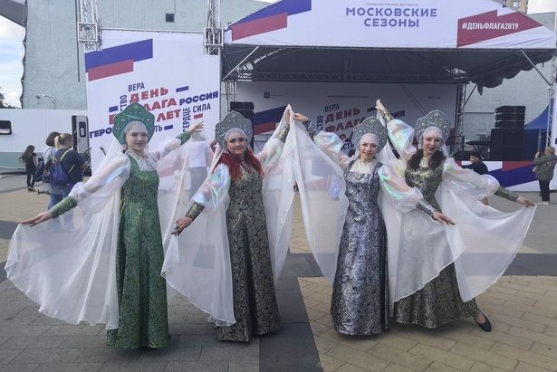 На площади Юности прошел большой праздник в честь Дня российского флага