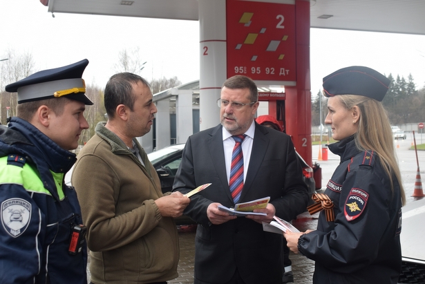 В Зеленограде полицейские и общественник поговорили с сотрудниками АЗС