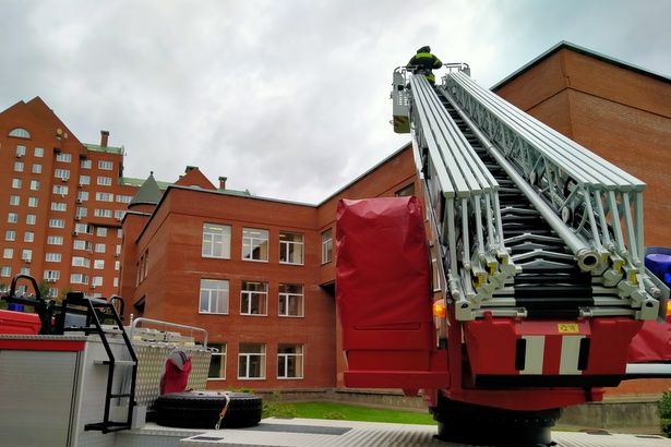 В школах Зеленограда пожарные проводят занятия с учениками и персоналом