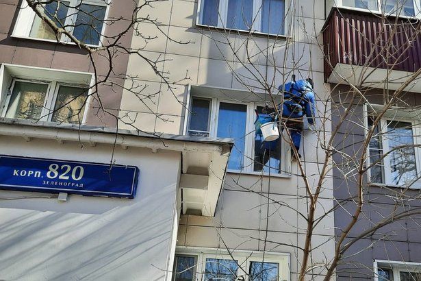 Фасады жилых и нежилых зданий начали мыть в Зеленограде