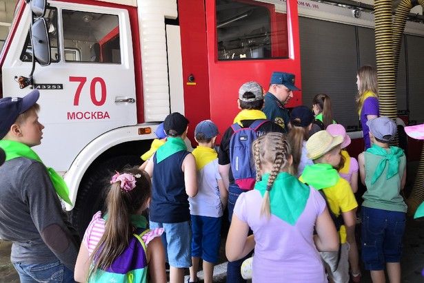 Юным зеленоградцам устроили экскурсию в пожарную часть