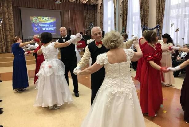 Участники "Московского долголетия" выступили на балу в школе района Матушкино