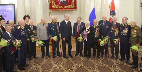 Мэр Москвы вручил зеленоградскому ветерану памятный знак "75 лет битвы за Москву"