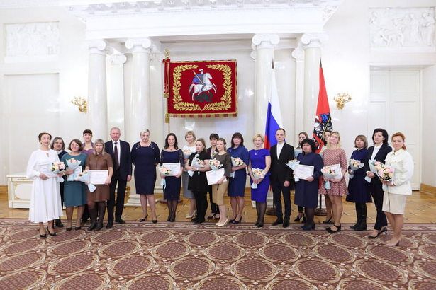 Зеленоградскую медсестру наградили в мэрии Москвы