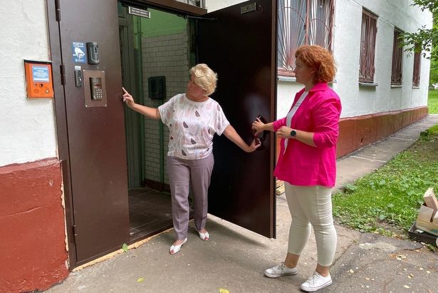 В четырех домах района Матушкино заменили двери входных групп