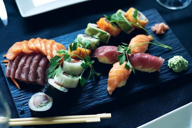 В четвертом микрорайоне задержали двух любителей поесть суши на «халяву»