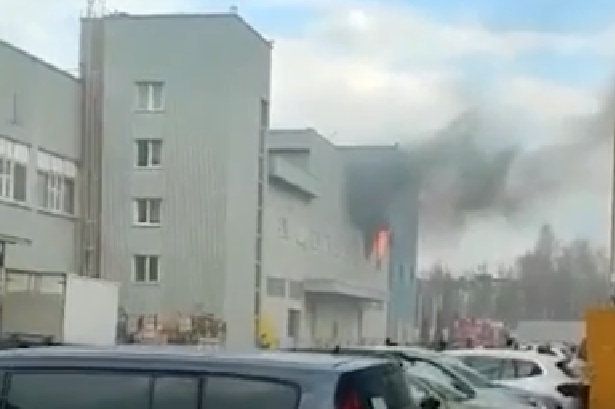 Огнеборцы ликвидировали крупный пожар на зеленоградском заводе «Квант»