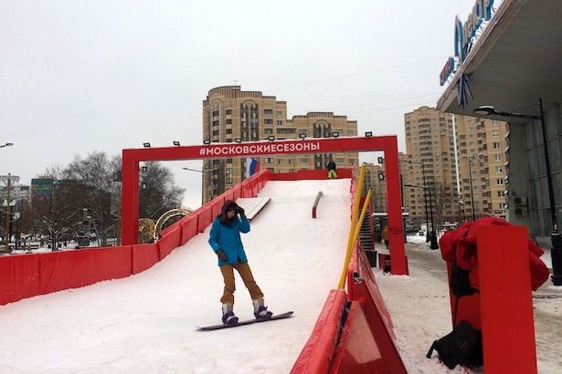 Покататься на сноуборде на площади Юности можно до середины февраля