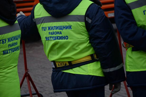 Сотрудники ГБУ «Жилищник» Матушкино очистили от хлама 12 домов района