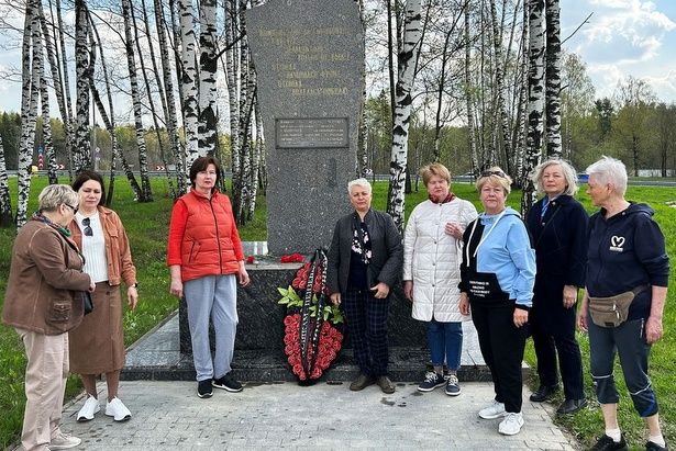Активисты «Московского долголетия» из Матушкино привели в порядок памятники воинам