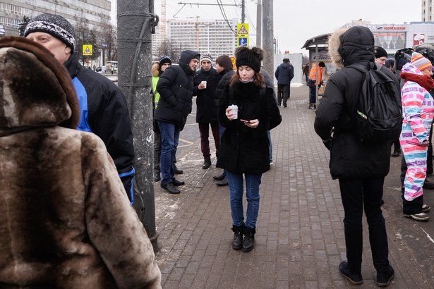 Метрополитен организовал раздачу горячего чая около станции Комсомольская