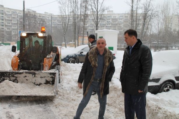 На расчистку от снега территорий Матушкино вышло руководство управы района
