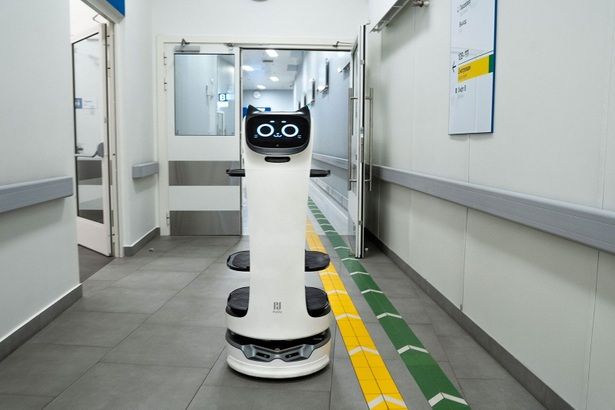 Анастасия Ракова: В столичных больницах появились роботы-помощники «робокошка»