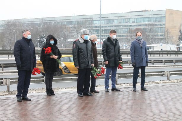 Глава управы Матушкино принял участие в возложении цветов к Монументу славы «Штыки»