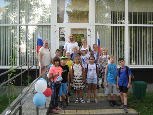 Юные посетители библиотеки познакомились с историей российского флага