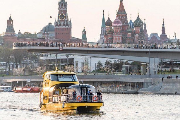 По главной реке Москвы начали курсировать разноцветные речные трамвайчики