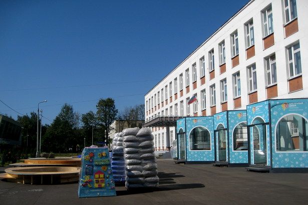 Школьные площадки Зеленограда готовят к конкурсу любительских цветников