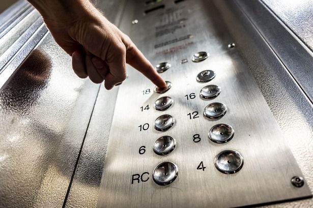 До конца года в подъездах жилых домов Матушкино заменят пять лифтов