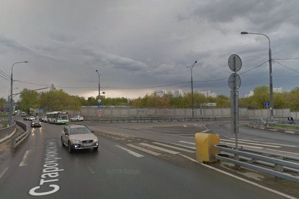 На мосту через железную дорогу на Старокрюковском проезде идет ремонт