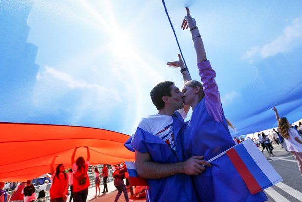 В Москве проходят гулянья по случаю 350-летия флага России