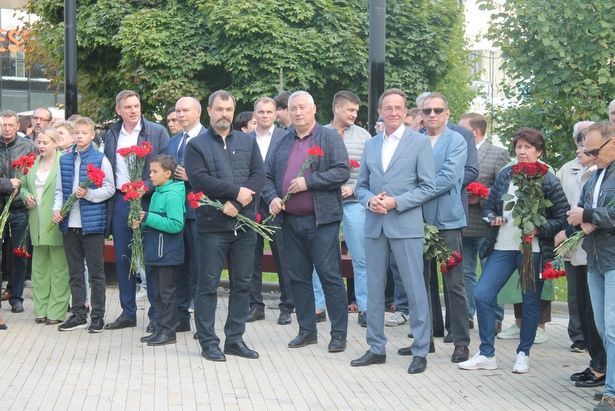 Делегация района Матушкино участвовала в возложении цветов к памятнику «Первостроителям Зеленограда»