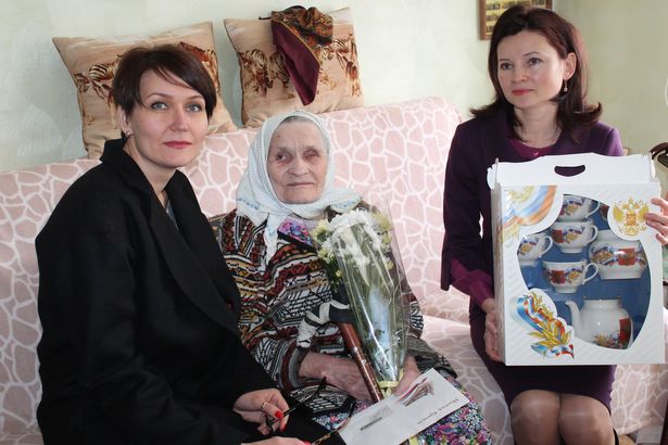 Жительниц Матушкино поздравили с 90-летним юбилеем