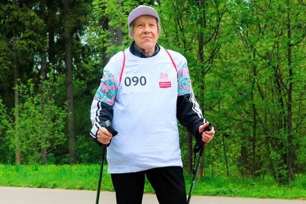В заходе по скандинавской ходьбе приняла участие 90-летняя зеленоградка