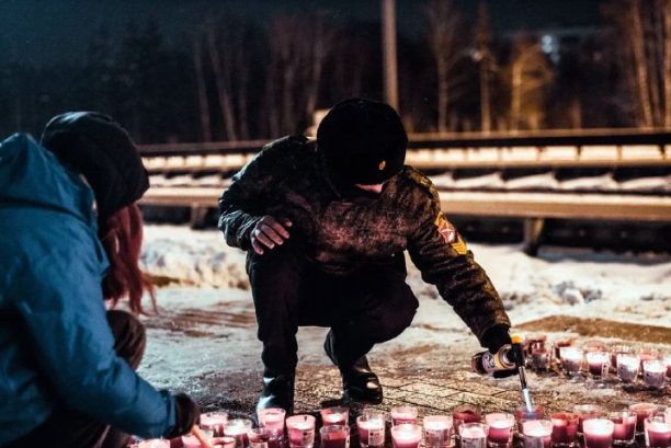 Молодогвардейцы зажгли свечи у мемориала «Штыки» в Зеленограде
