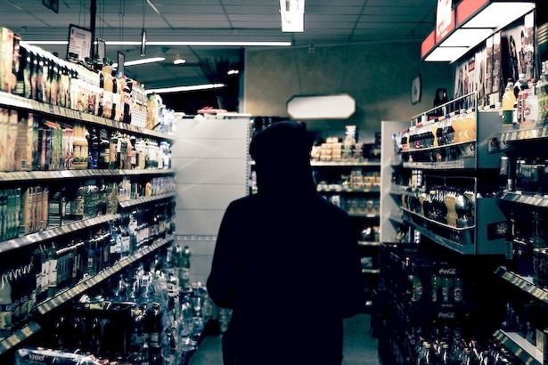 Кассиршу магазина в районе Матушкино осудили за продажу алкоголя подросткам