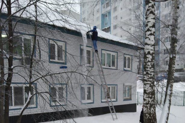 В Зеленограде продолжается очистка скатных крыш от снега и наледи