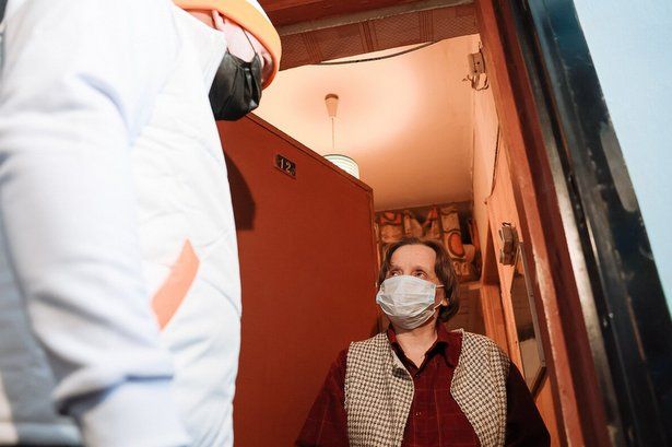 Пожилым людям, заболевшим коронавирусом, доставят на дом лекарства и продукты соцработники Зеленограда