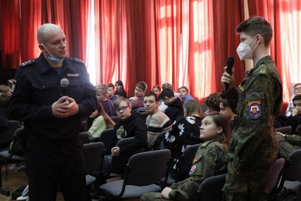 Полицейские отделения по районам Матушкино и Савелки провели беседу со школьниками