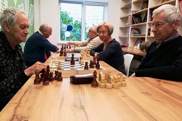 Старшее поколение играет в шахматы