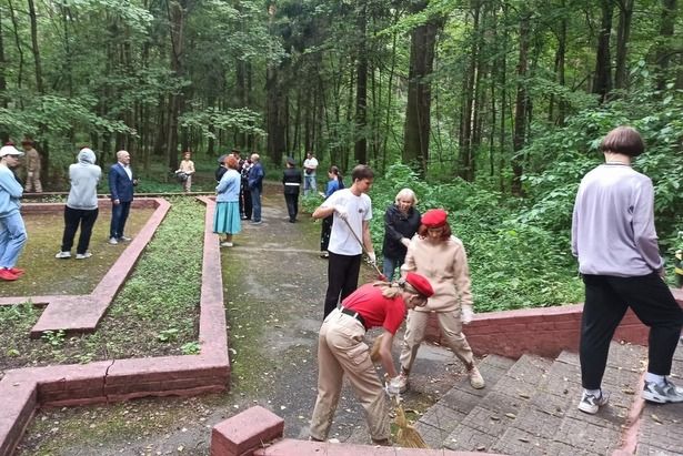 Делегация Матушкино посветила свой день заботе о памятниках и мемориальных знаках
