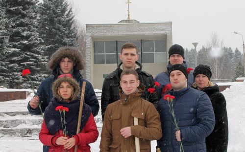 Молодежь Матушкино провела акцию по благоустройству захоронений участников войны
