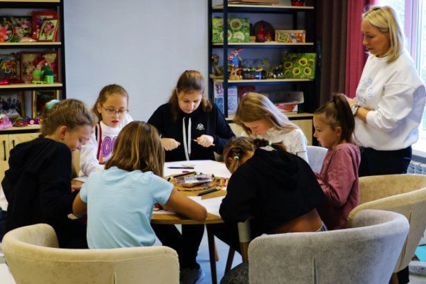 Центры московского долголетия посещают ученики городских школ
