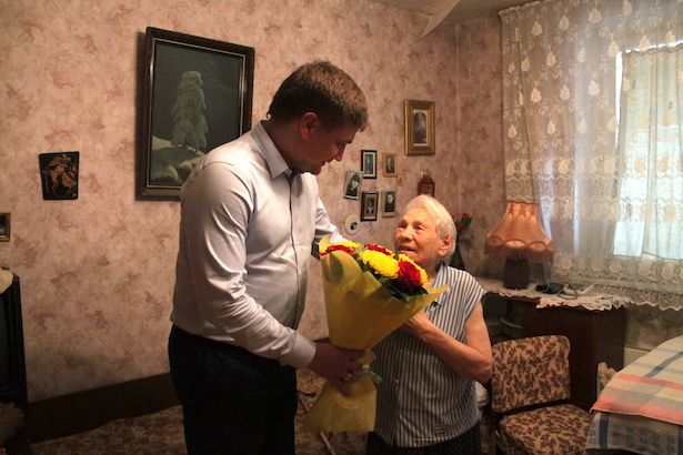Глава районной управы поздравил жительницу Матушкино со 102-м днем рождения