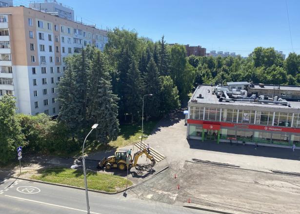 На улице Летчика Полагушина меняют покрытия тротуаров и парковки
