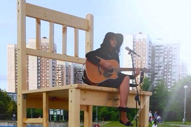 С гигантского стула на площади Юности в Матушкино прозвучат стихи Маяковского