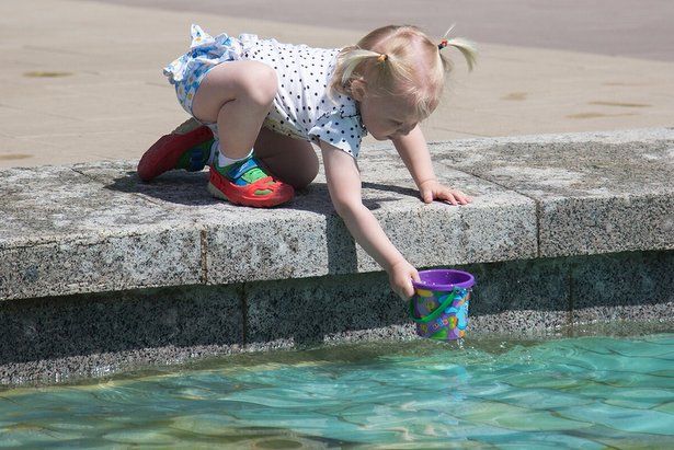 Летний танец воды и света: эффектные городские фонтаны, которые понравятся детям
