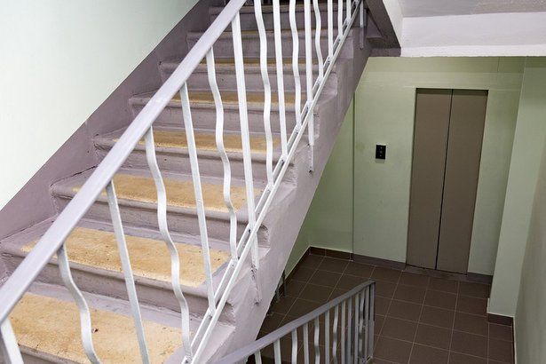 В подъезде жилого дома в Матушкино отремонтировали лестничные ступени и панель лифта