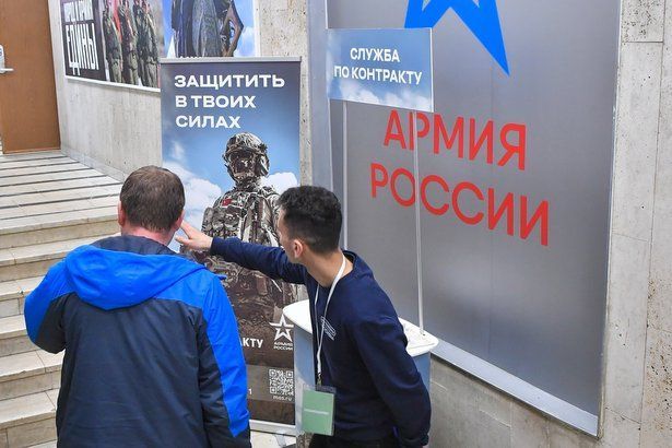 Народный артист Валерий Баринов посетил столичный пункт отбора на военную службу по контракту